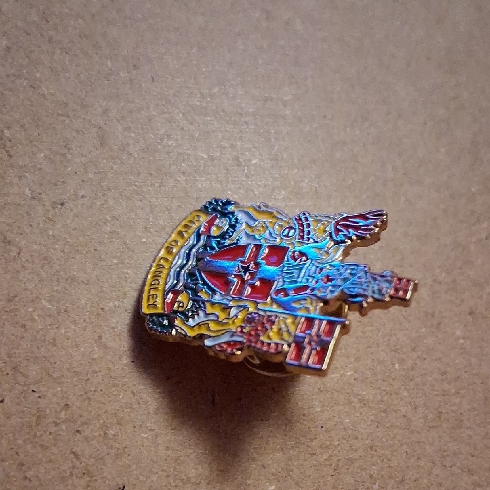 City of Langley Enamel Lapel Pin BC - Picture 4 of 6